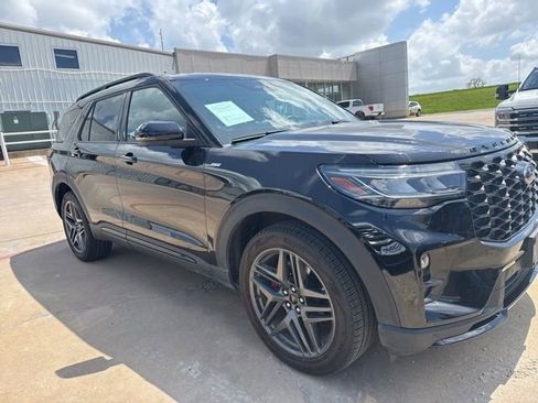 Used 2025 Ford Explorer ST-Line w/ ST-Line Street Pack image 4
