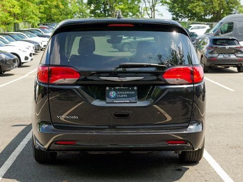 Used 2023 Chrysler Voyager LX image 6