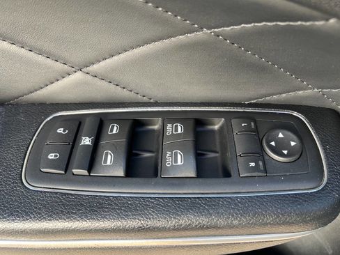 Used 2015 Chrysler 300 C Platinum image 11