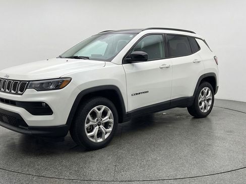 Used 2025 Jeep Compass Latitude image 3
