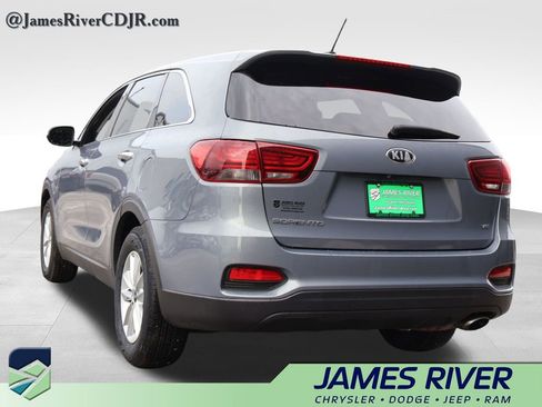 Used 2020 Kia Sorento LX image 3