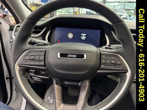 Used 2023 Jeep Grand Cherokee Limited w/ Black Appearance Package image 19