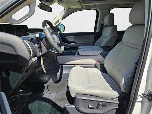 New 2025 Ford Expedition Active image 4