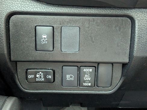 Used 2020 Toyota Tacoma TRD Off-Road AWD/4WD image 17