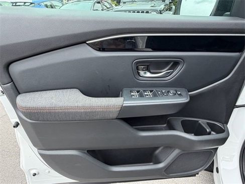 Used 2023 Honda Pilot Sport image 16