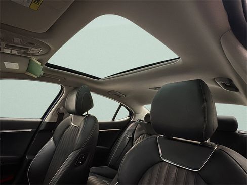 Used 2021 Genesis G70 2.0T w/ Elite Package image 9