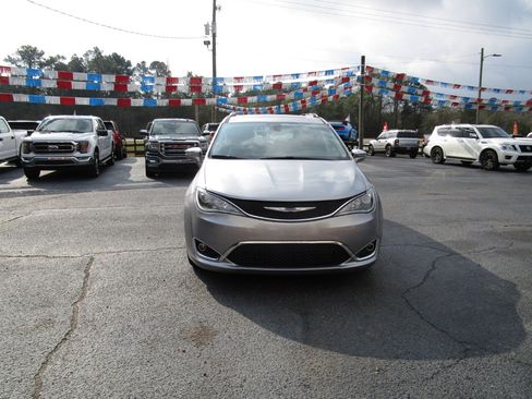 Used 2020 Chrysler Pacifica Limited image 2