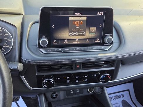 Used 2024 Nissan Rogue S image 18