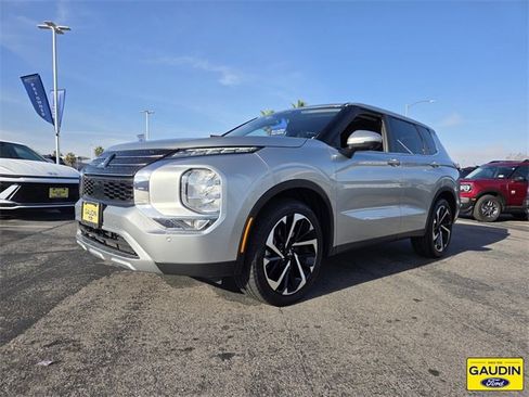 Used 2024 Mitsubishi Outlander SE image 3