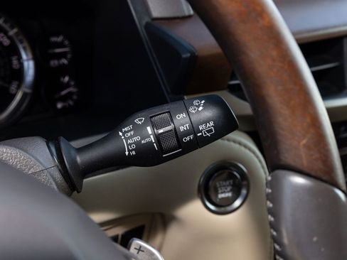 Used 2020 Lexus LX 570 4WD w/ Luxury Package image 31