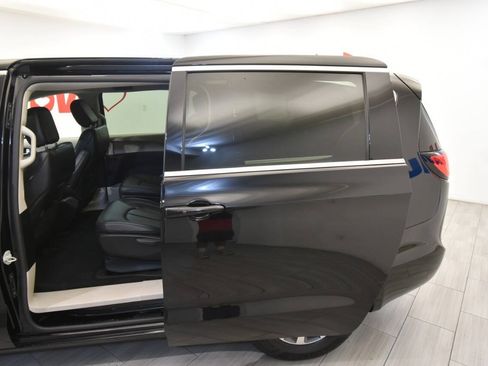 Used 2024 Chrysler Pacifica Limited FWD image 18