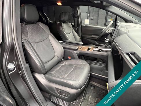 Used 2025 Toyota Sienna Platinum image 4