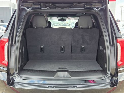 Used 2021 GMC Yukon SLT w/ Rear Media and Nav Package AWD/4WD image 17