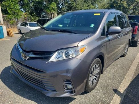 Used 2019 Toyota Sienna XLE w/ XLE Navigation Package FWD image 3