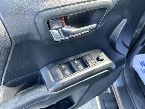 Used 2016 Toyota Tacoma TRD Sport image 16