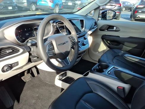 Used 2024 Chrysler Pacifica Limited FWD image 14