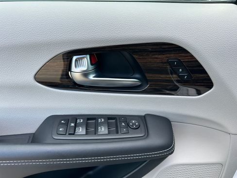 Used 2024 Chrysler Pacifica Limited FWD image 12