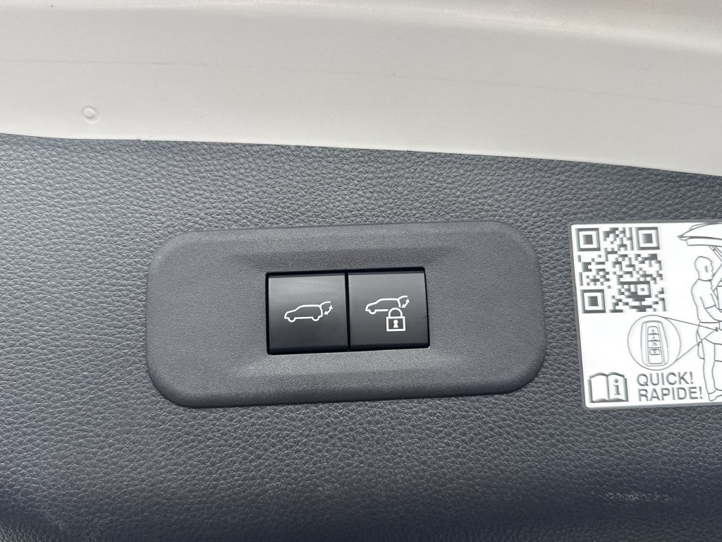 Used 2025 Toyota Crown Signia AWD/4WD image 31