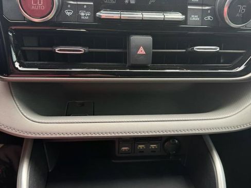 Used 2021 Toyota Highlander XLE AWD/4WD image 18
