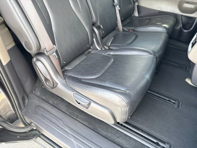 Used 2025 Kia Carnival FWD image 13