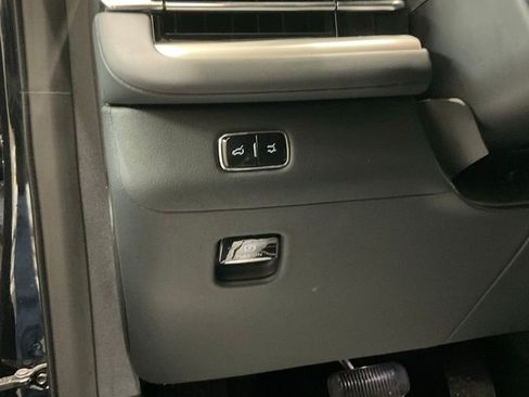 Used 2025 Lincoln Navigator Reserve w/ Jet Appearance Package image 8