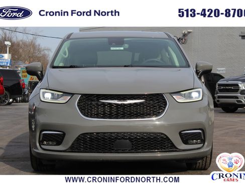 Used 2023 Chrysler Pacifica Touring-L image 2