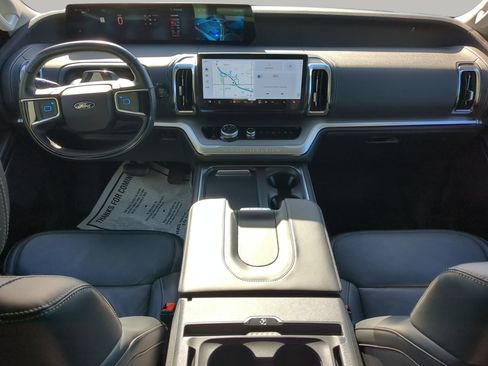 Certified 2025 Ford Expedition Platinum image 42