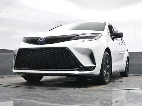 Used 2025 Toyota Sienna XSE AWD/4WD image 28