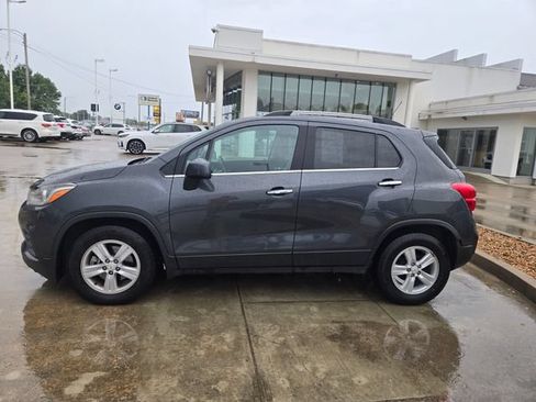 Used 2017 Chevrolet Trax LT w/ LT Convenience Package FWD image 2