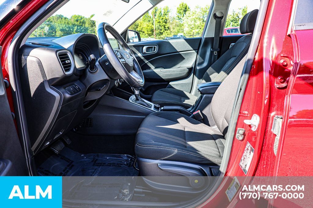 Used 2025 Hyundai Venue SEL FWD image 17