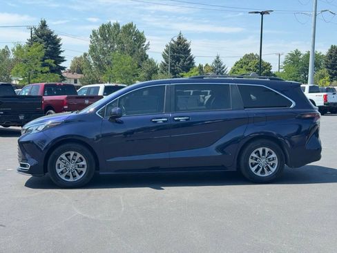 Used 2024 Toyota Sienna XLE w/ XLE Plus Package AWD/4WD image 4