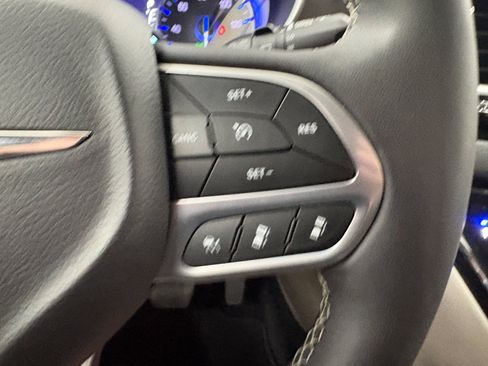 Used 2024 Chrysler Pacifica Touring-L FWD image 33