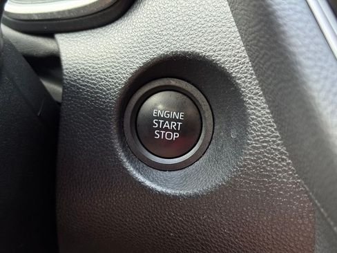 Used 2025 Toyota Corolla Cross XLE FWD image 39