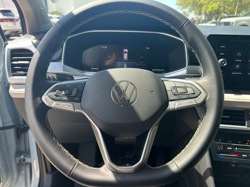 Certified 2025 Volkswagen Taos SE w/ Panoramic Sunroof Package FWD image 18