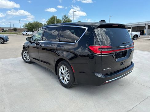 Used 2026 Chrysler Pacifica Limited FWD image 5