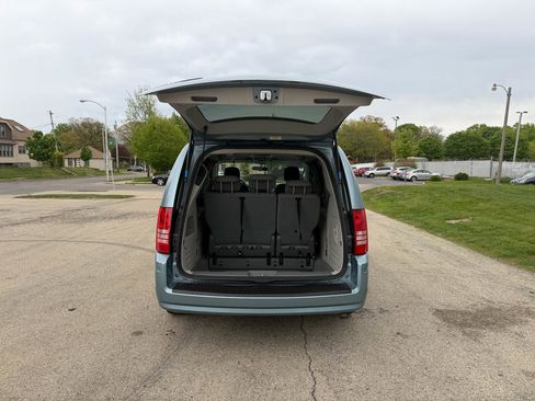 Used 2008 Chrysler Town & Country Touring FWD image 8