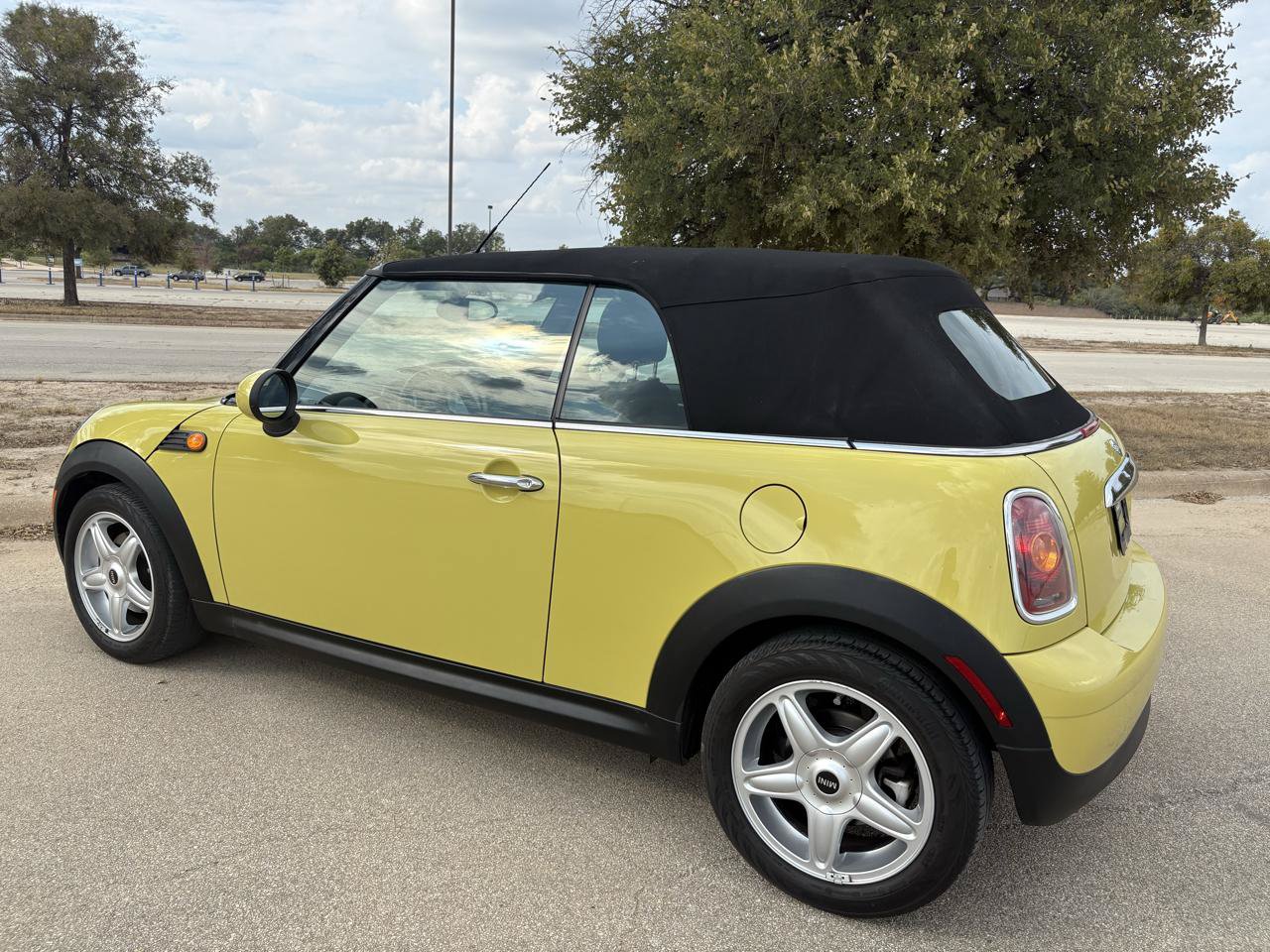 Used 2009 MINI Cooper Convertible FWD image 21