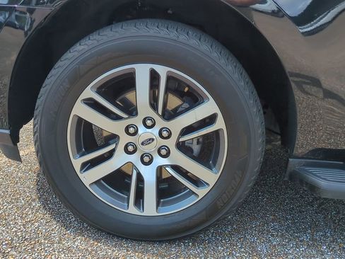 Used 2024 Ford Expedition Limited image 9