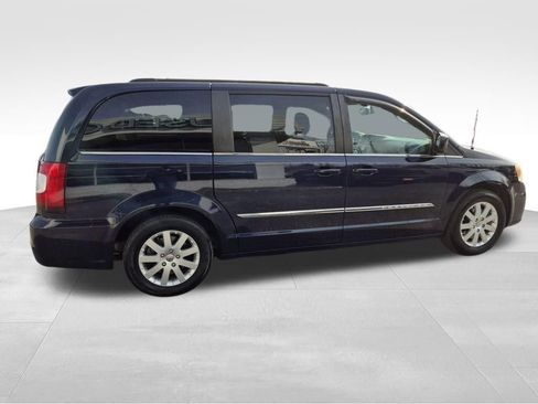Used 2013 Chrysler Town & Country Touring image 10