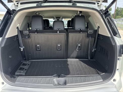 Used 2023 Nissan Pathfinder SL w/ Lighting Package (N92) FWD image 14