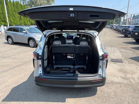 Certified 2025 Toyota Sienna LE AWD/4WD image 9