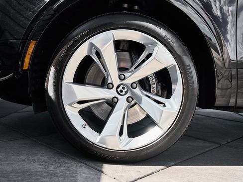 Used 2017 Bentley Bentayga AWD/4WD image 3