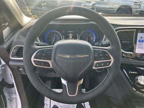 New 2026 Chrysler Pacifica Select image 18