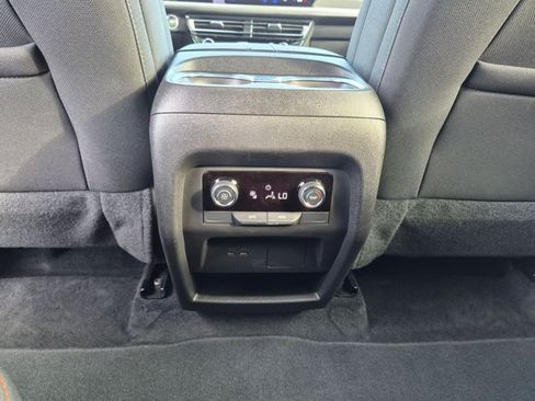 Used 2025 Chevrolet Traverse LT FWD image 17