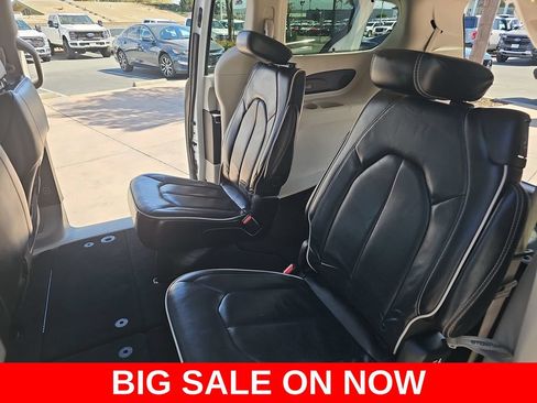 Used 2023 Chrysler Pacifica Limited FWD image 15