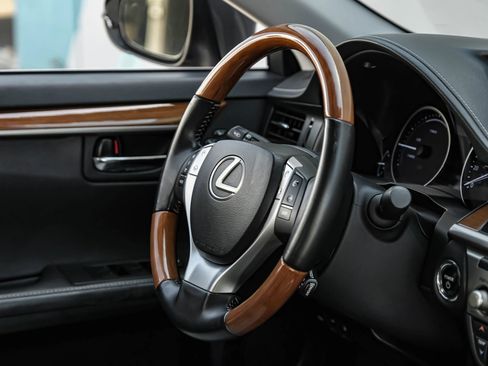 Used 2014 Lexus ES 300h w/ Luxury Package w/Bamboo Trim FWD image 14