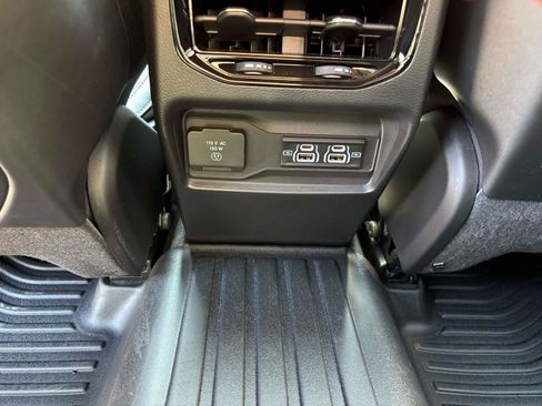 Used 2025 Jeep Grand Cherokee Altitude AWD/4WD image 12