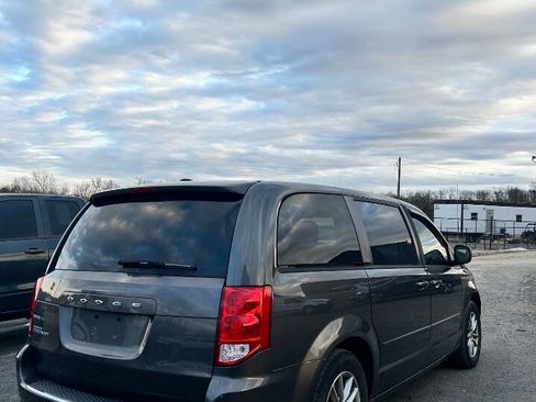 Used 2016 Dodge Grand Caravan SE FWD image 4