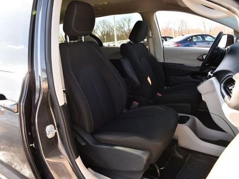 Used 2023 Chrysler Voyager LX image 19