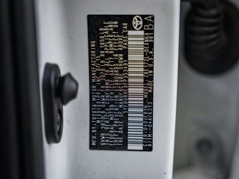 Used 2015 Toyota Corolla LE image 32